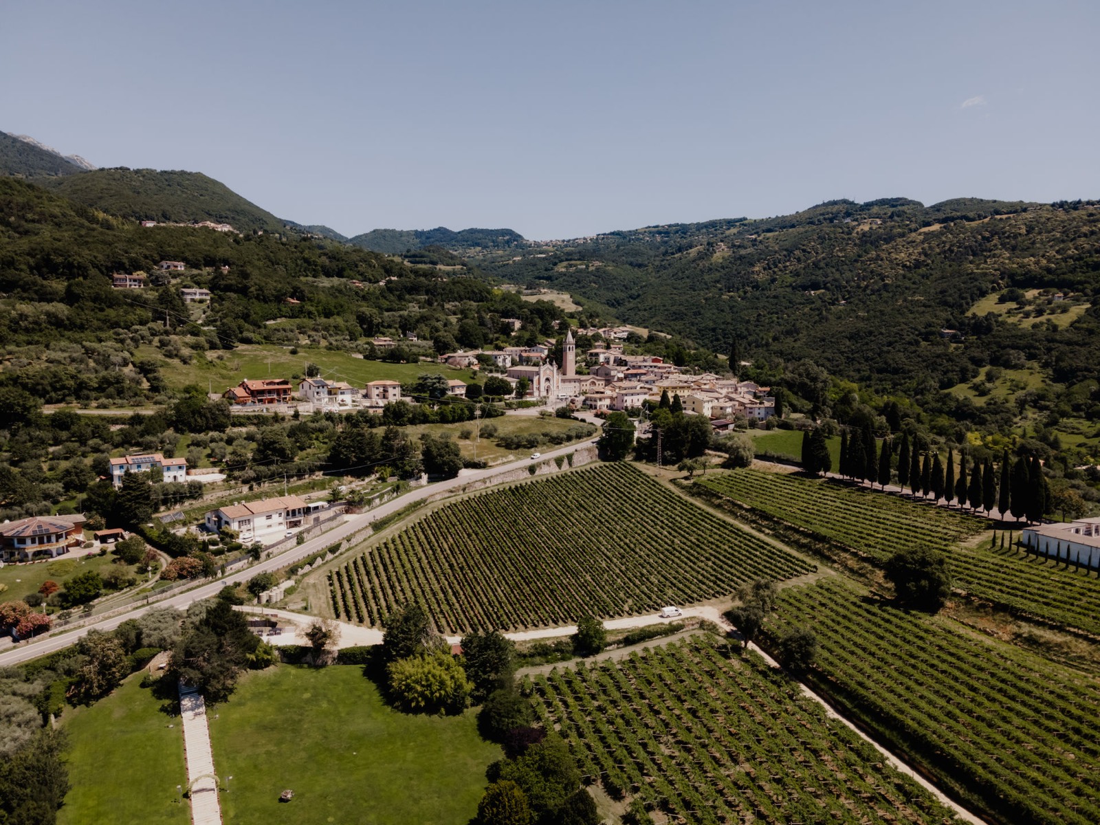 Blick über die Hügel bei Caprino Veronese am Gardasee