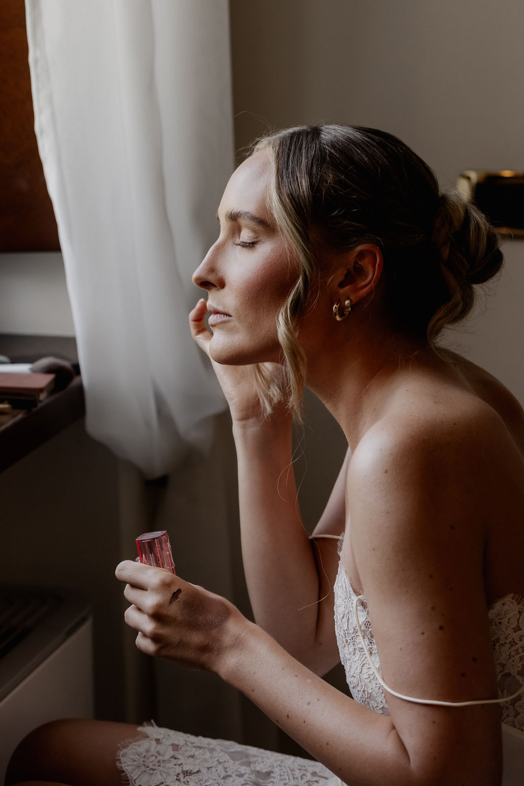 Braut beim Getting Ready in der Villa Cariola