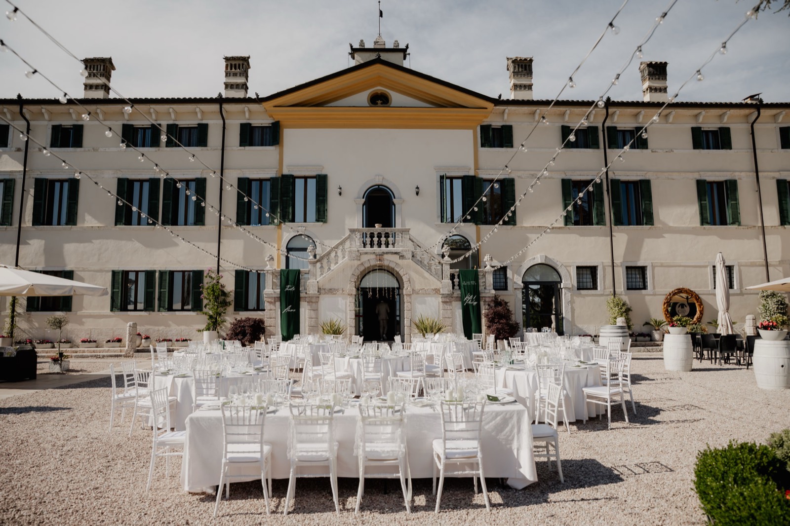 Hochzeitsdinner vor der Villa Cariola bei Sonnenuntergang